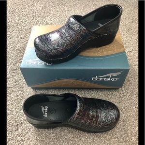 📫 SOLD! Dansko Nursing Clogs